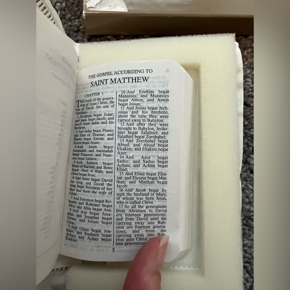 Elegant Baby Heirloom Bible in gift box - Picture 8 of 12
